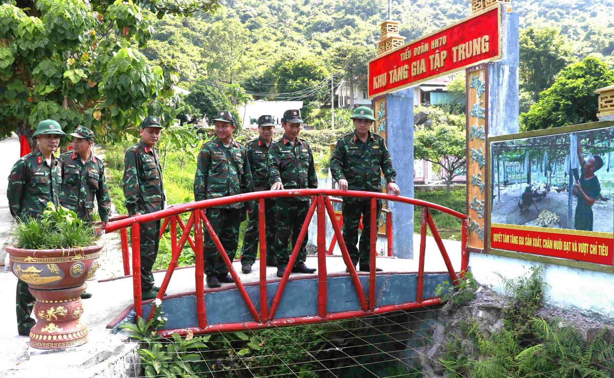 Đoàn công tác Quân khu 5 tham quan khu tăng gia tập trung của Tiểu đoàn HH 70, Bộ CHQS TP Đà Nẵng. Ảnh: QK.