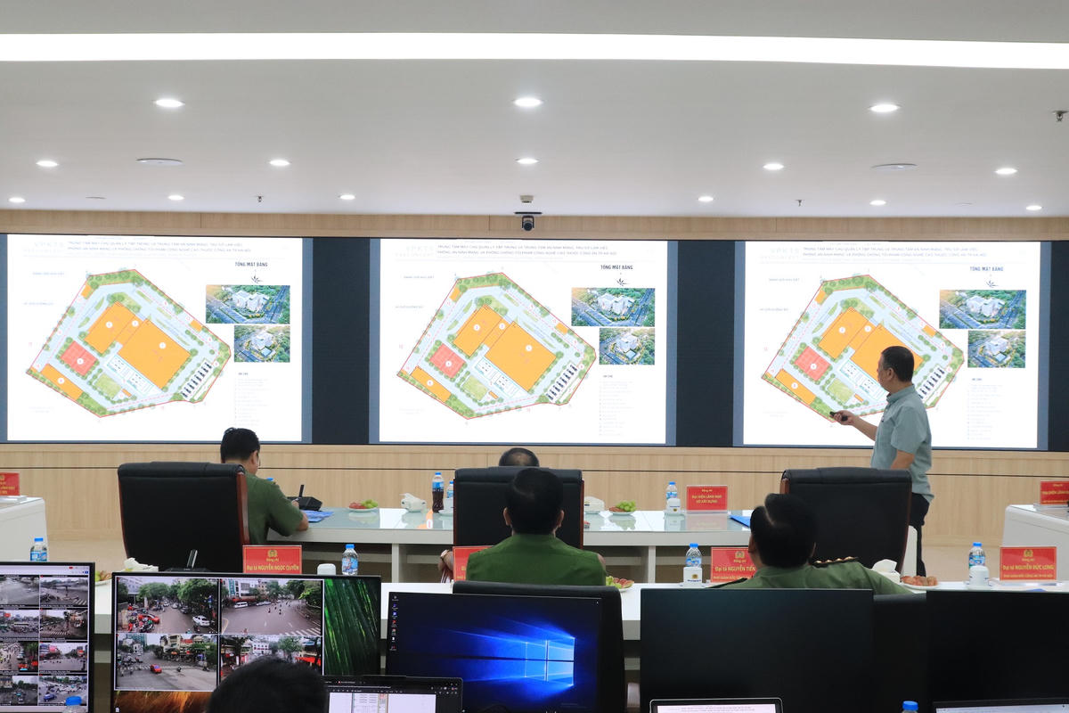 Các đơn vị tư vấn dự án thuyết trình, giới thiệu phương án xây dựng&nbsp;Trung tâm máy chủ quản lý tập trung và Trung tâm an ninh mạng.