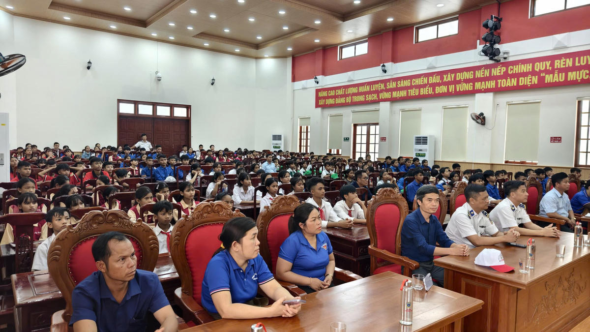 Thầy, cô giáo và học sinh của Trường PTDTBT THCS Lý Tự Trọng, xã Trà Tân tuyên truyền về biển đảo. Ảnh: TT.