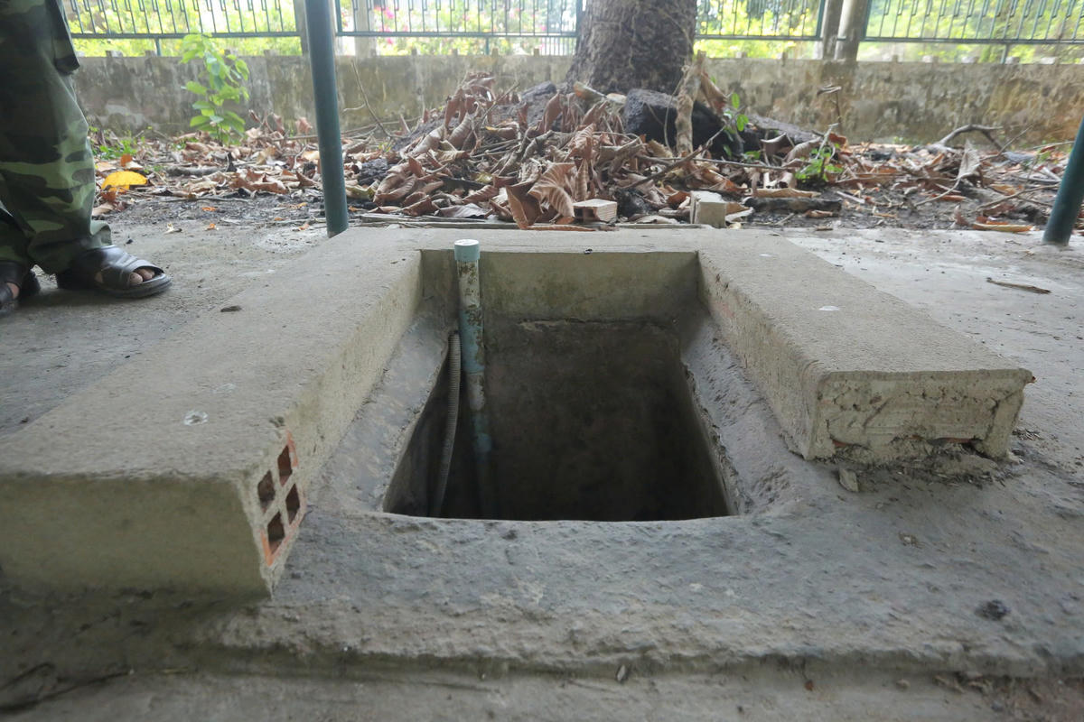 Những đường hầm sâu trong lòng đất được quân, dân ở An Thới đào nhằm chống trả các trận càn của giặc Mỹ. Ngày nay, một phần các lối vào được bê-tông hoá để bảo tồn. Ảnh: Đ.Xá.