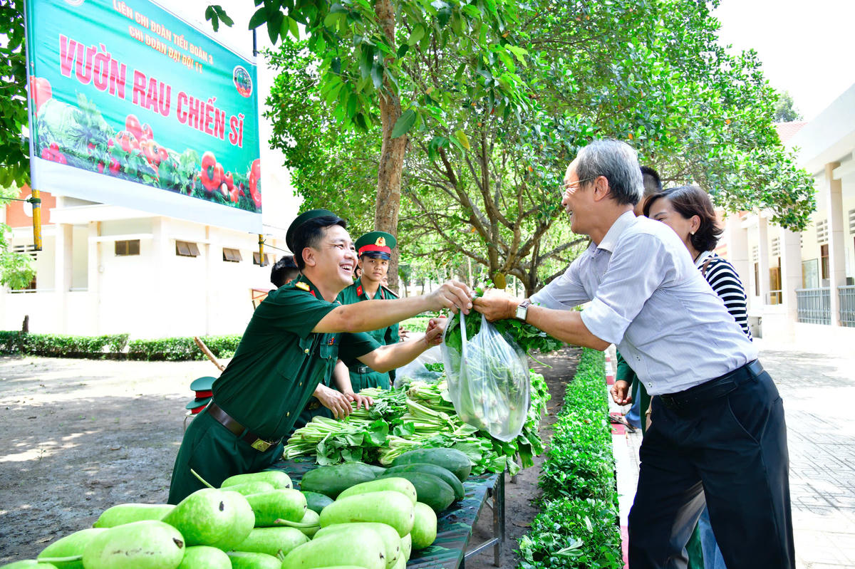 Trung đoàn Gia Định gặp mặt, động viên gia đình chiến sĩ mới năm 2026