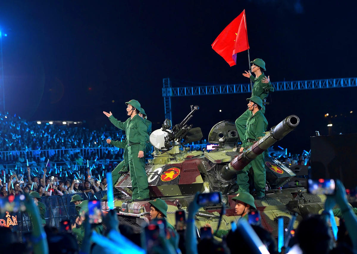 Các nghệ sĩ biểu diễn trên chiếc xe tăng&nbsp;T-54B.