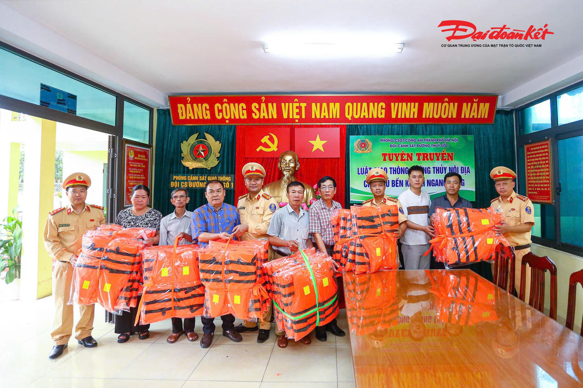 Cũng tại hội nghị, đơn vị đã cấp phát 250 áo phao hỗ trợ các bến khách ngang sông để trang bị trên phương tiện vận tải hành khách, góp phần nâng cao điều kiện an toàn và phục vụ tốt nhu cầu đi lại của người dân.