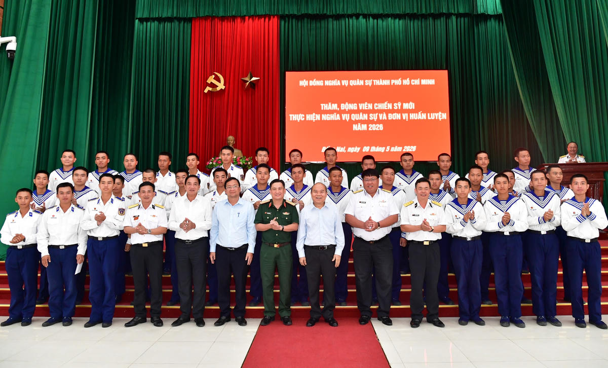 Đoàn đại biểu thăm, chụp hình lưu niệm với các chiến sĩ mới ở Vùng 2 Hải quân. Ảnh: Văn Hai.