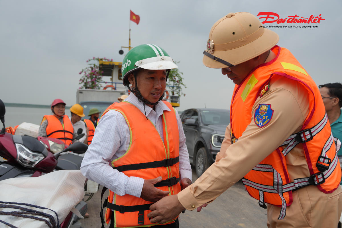 Hà Nội tăng kiểm soát bến đò trên sông Hồng, không cho xuất bến nếu thiếu áo phao