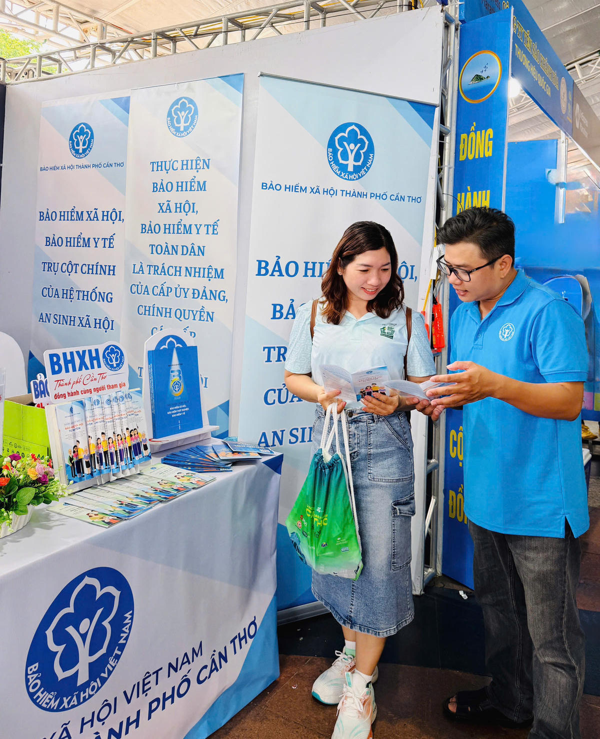 Cán bộ BHXH TP. Cần Thơ tuyên truyền chính sách BHXH cho người dân. Ảnh: Hương Thảo