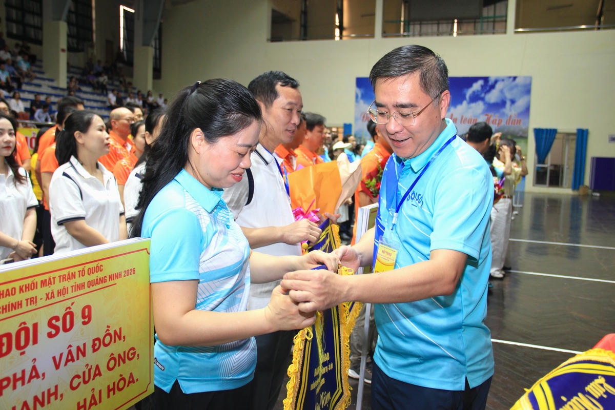 Ông Nguyễn Chí Thành, Phó Chủ tịch Thường trực Uỷ ban MTTQ Việt Nam tỉnh Quảng Ninh tặng cờ lưu niệm cho các đội tham gia Hội thao.
