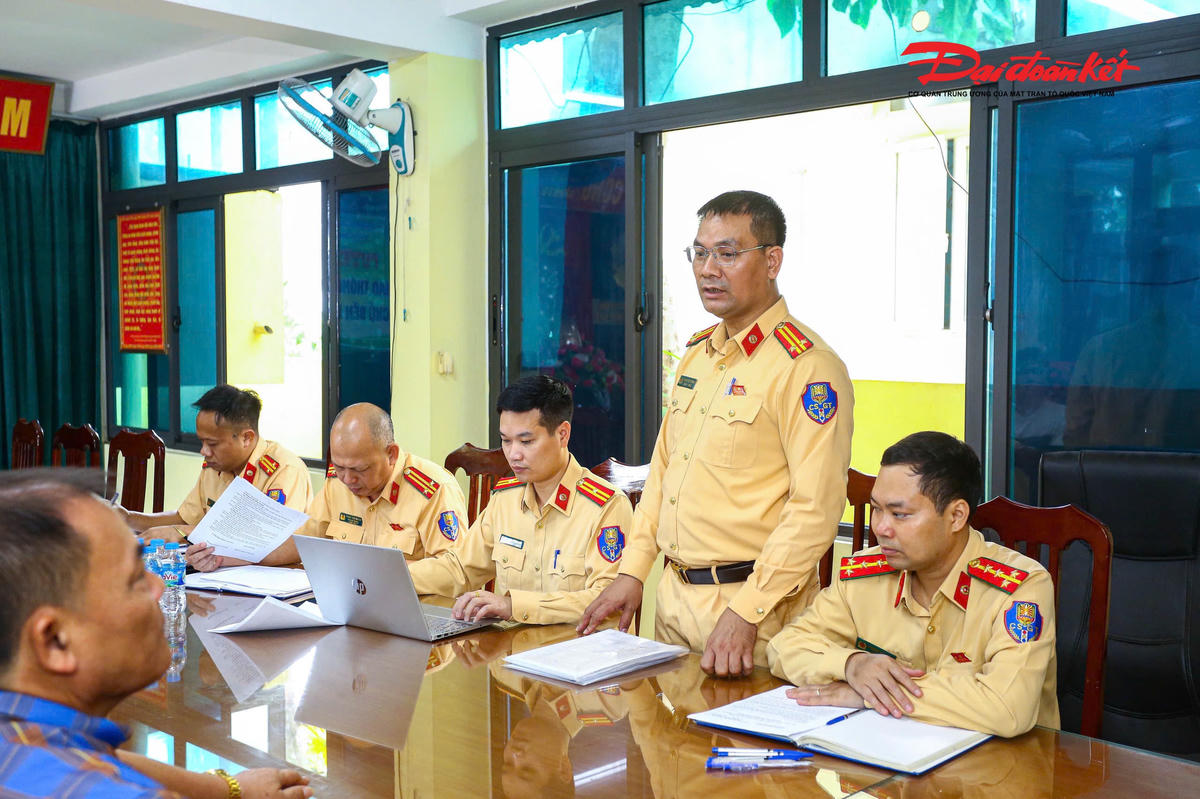 Tại buổi tuyên truyền, các chủ bến, chủ phương tiện, thuyền trưởng được phổ biến các quy định về điều kiện bắt buộc nhằm bảo đảm an toàn cho hành khách như trang bị đầy đủ áo phao, dụng cụ cứu sinh, hướng dẫn hành khách mặc áo phao đúng quy định trước khi phương tiện rời bến.