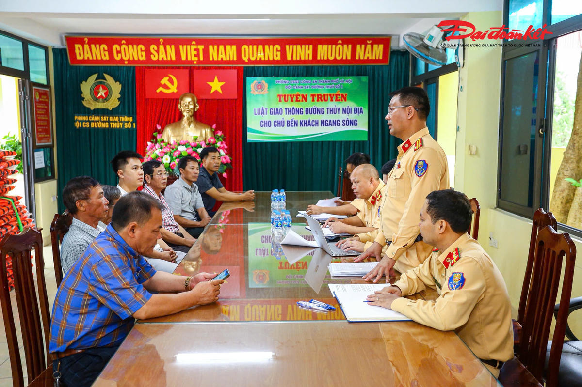 Bên cạnh đó, Đội Cảnh sát đường thủy số 1 đã tổ chức hội nghị tuyên truyền công tác bảo đảm an toàn trong vận tải hành khách đối với 7 chủ bến đò trên địa bàn quản lý.