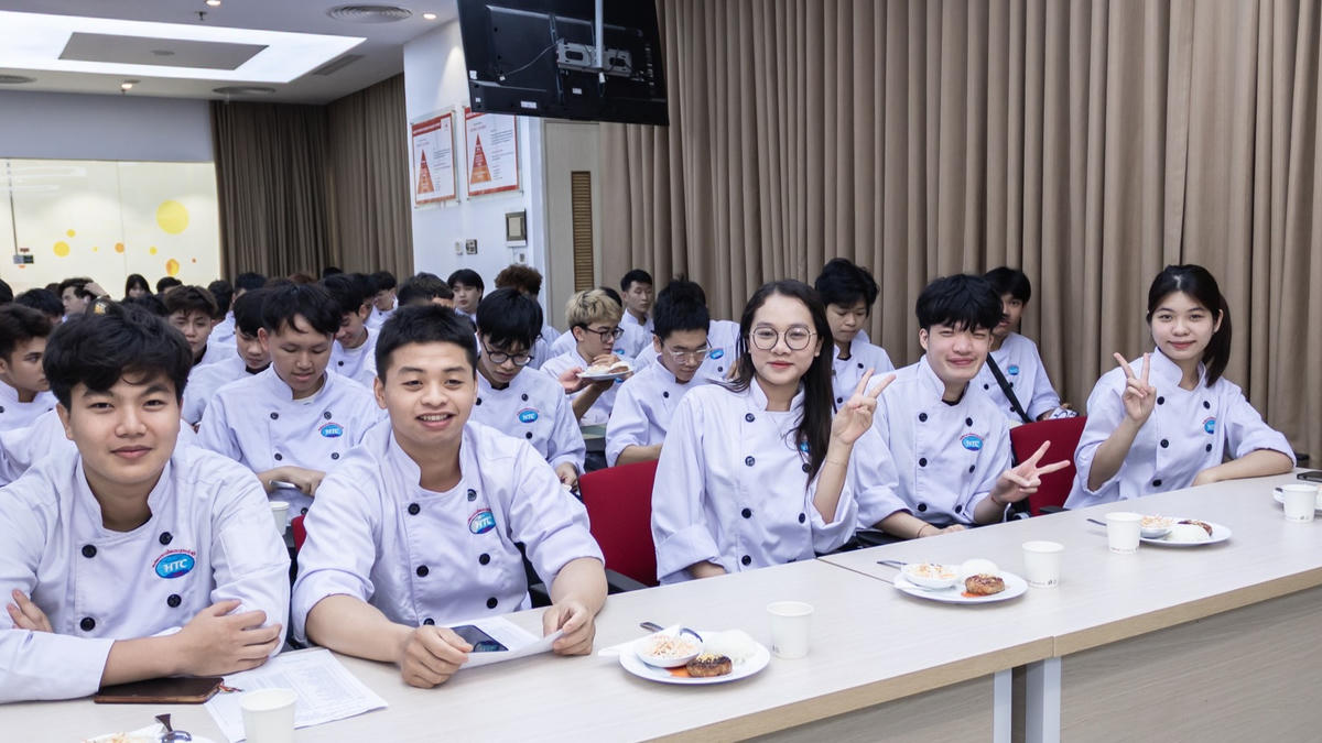 Sinh viên Trường Cao đẳng Du lịch Hà Nội tham quan, trải nghiệm thực tế tại Công ty Ajinomoto Việt Nam, chi nhánh Hà Nội. Ảnh: HTC.