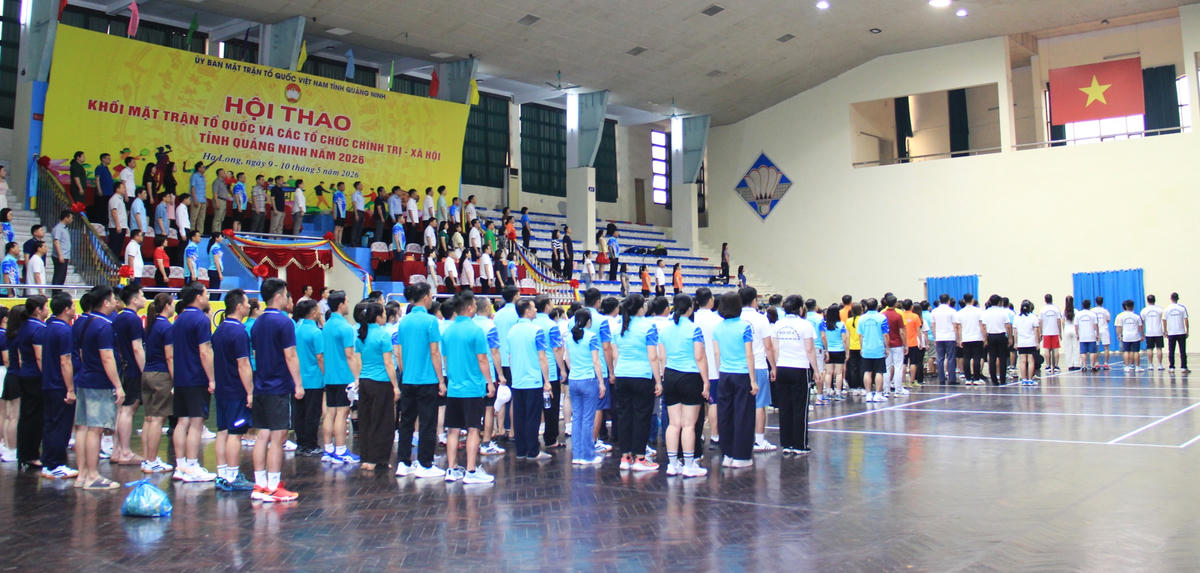 Các đại biểu và VĐV thực hiện nghi thức chào cờ tại lễ khai mạc.