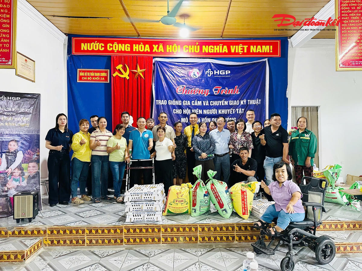 Tại chương trình, 26 hộ được trao 26 suất gà, vịt giống cho các hội viên có hoàn cảnh khó khăn tại xã Đại Đồng. Ảnh: MrT&nbsp;