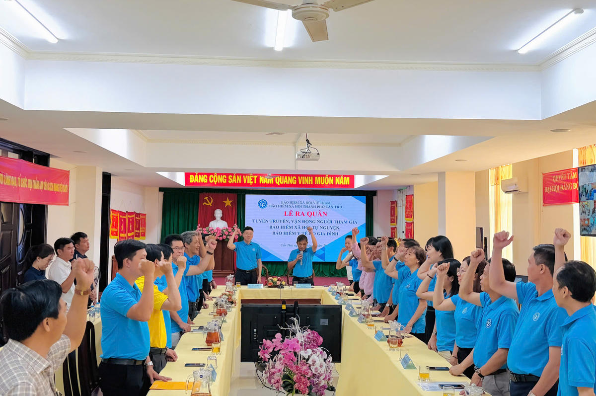 Lễ ra quân tuyên truyền, vận động người dân tham gia BHXH tự nguyện, BHYT hộ gia đình tại TP. Cần Thơ. Ảnh: Nguyễn Tú.