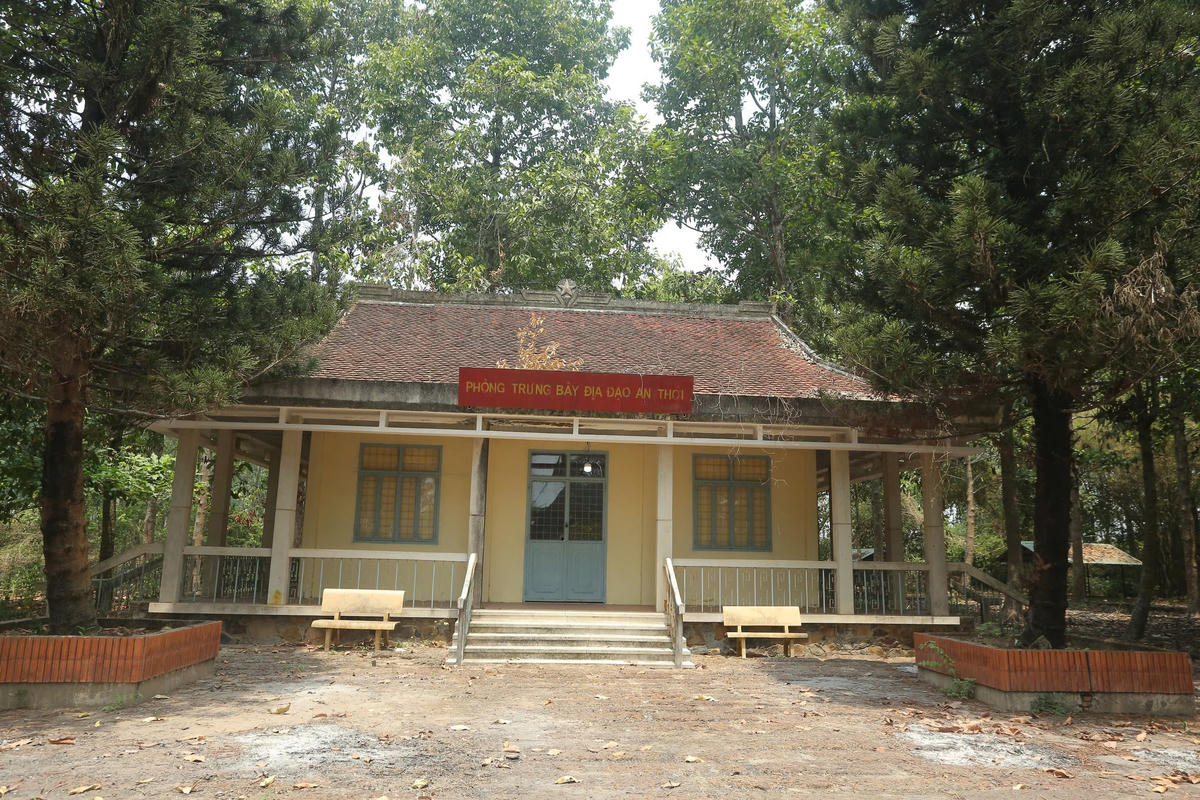 Phòng trưng bày ở địa đạo với những kỷ vật, chứng tích tái hiện một phần lịch sử của người dân Tây Ninh trong quá khứ. Ảnh: Đ.Xá.