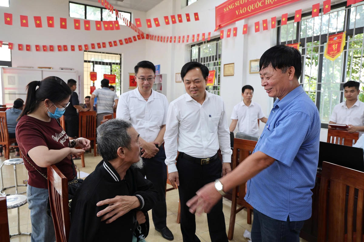Trong nhiều đợt chi trả bồi thường, hỗ trợ giải phóng mặt bằng, lãnh đạo UBND xã Tam Hưng trực tiếp có mặt tại cơ sở để kiểm tra tiến độ, đối thoại với người dân và xử lý các vướng mắc phát sinh.