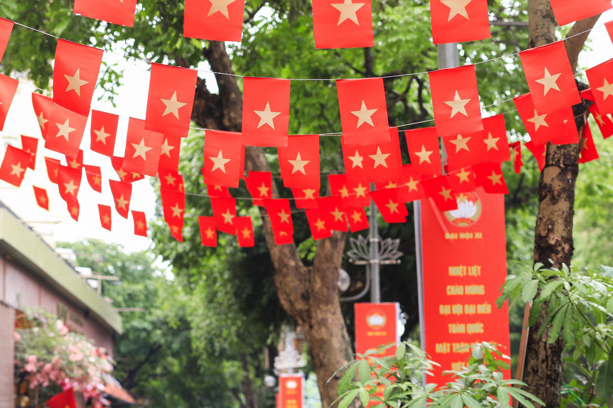 Không khí phấn khởi, trang trọng lan tỏa trên từng con phố, tạo nên diện mạo tươi mới cho Thủ đô trước ngày hội lớn của khối đại đoàn kết toàn dân tộc. Ảnh: Quang Vinh.