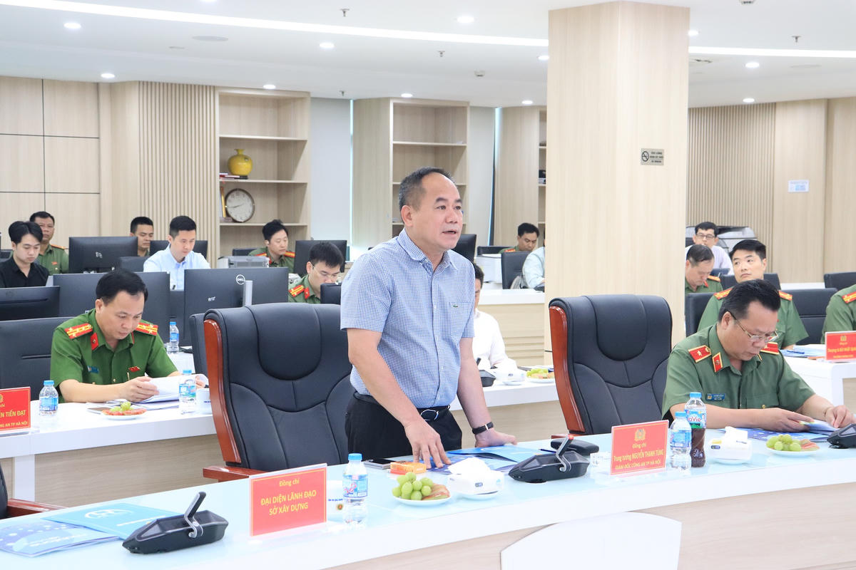 Trung tướng Nguyễn Thanh Tùng, Giám đốc Công an TP Hà Nội trao đổi tại hội nghị triển khai dự án xây dựng Trung tâm máy chủ quản lý tập trung và Trung tâm an ninh mạng.