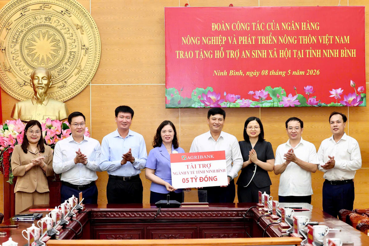 Đồng chí Phạm Toàn Vượng, Tổng Giám đốc và các đồng chí lãnh đạo Agribank trao biển tượng trưng số tiền hỗ trợ cho ngành Y tế Ninh Bình.