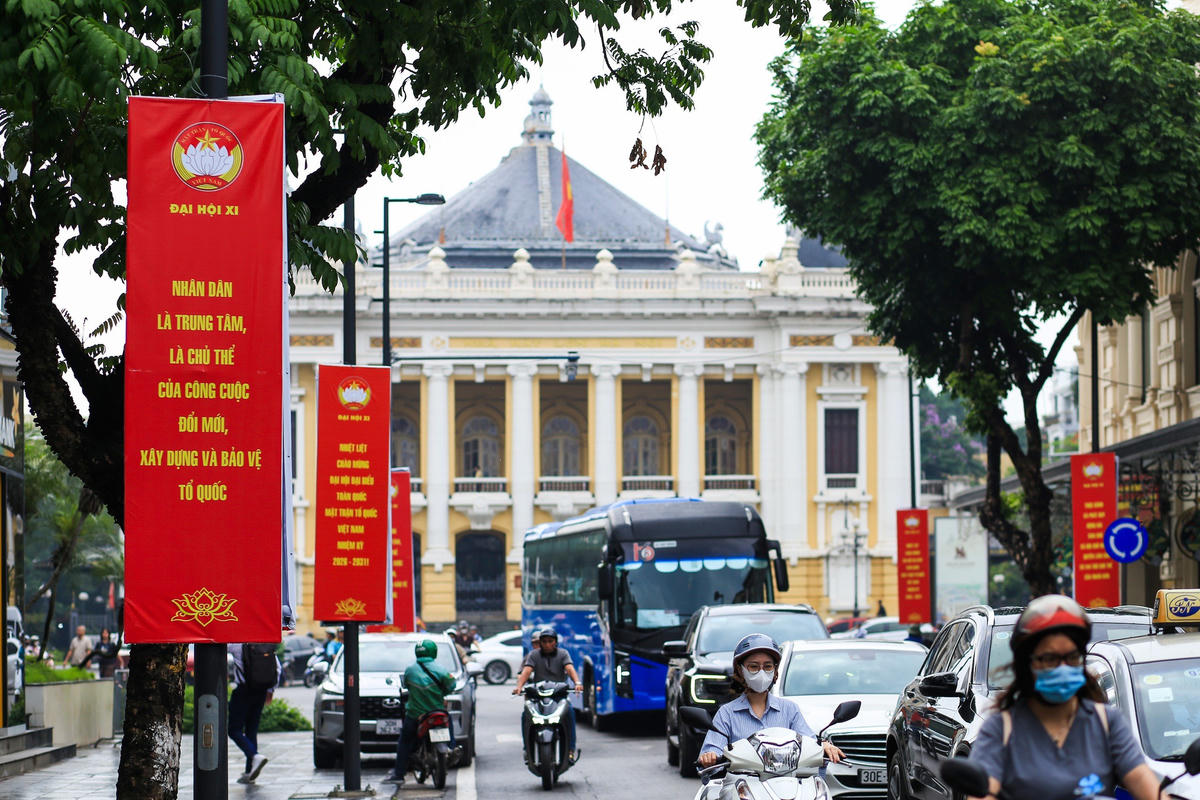 Các pano khổ lớn nổi bật, kết hợp hình ảnh biểu trưng Đại hội và những gam màu tươi sáng, làm nổi bật khí thế vui tươi, phấn khởi trước ngày diễn ra sự kiện chính trị - xã hội quan trọng của đất nước. Ảnh: Quang Vinh.