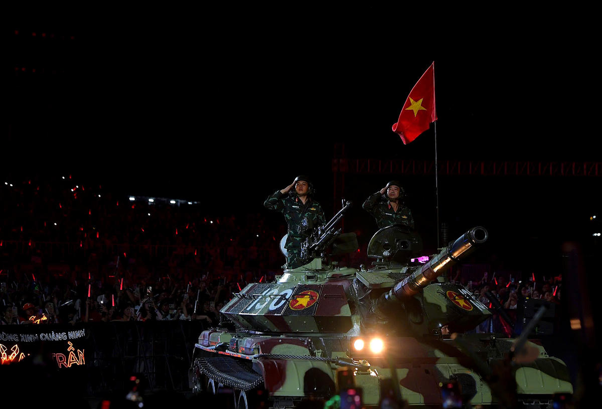 Không chỉ là một sự kiện âm nhạc quy mô lớn dành cho giới trẻ, Sao Nhập Ngũ Concert 2026 còn gây chú ý với sự xuất hiện của một số khí tài quân sự hiện đại cùng các tiết mục biểu diễn đậm chất quân đội.