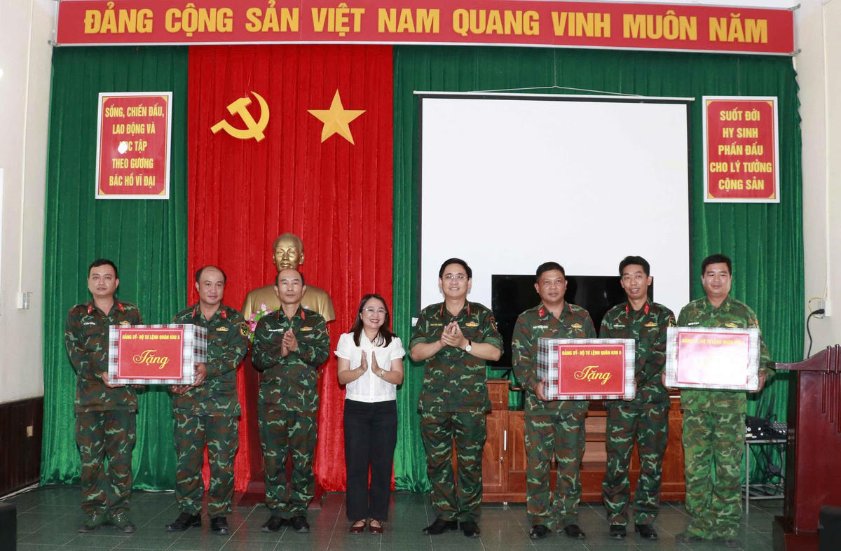 Bộ Tư lệnh Quân khu tặng quà các đơn vị thực hiện nhiệm vụ tại xã đảo Tân Hiệp, TP&nbsp; Đà Nẵng. Ảnh: QK.