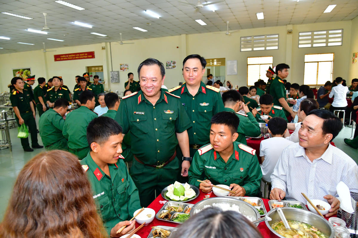 Gia đình chiến sĩ mới dùng cơm cùng chiến sĩ. Ảnh: Hữu Tân.