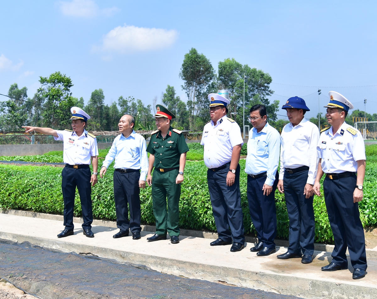 Đoàn công tác thăm khu vực tăng gia sản xuất. Ảnh: Văn Hai.