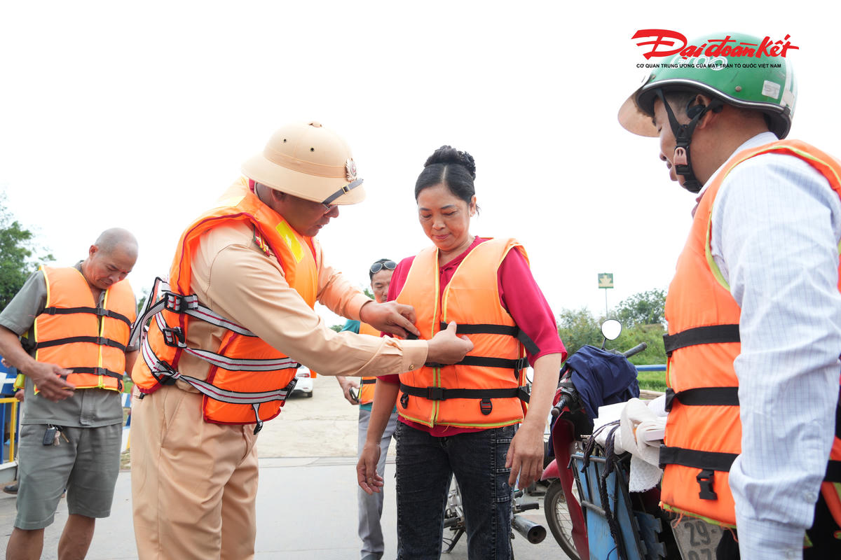 Hà Nội tăng kiểm soát bến đò trên sông Hồng, không cho xuất bến nếu thiếu áo phao