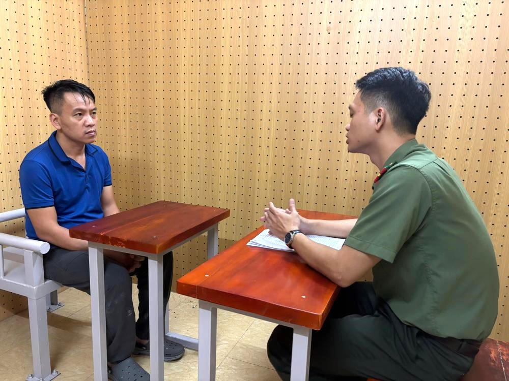 Công an làm việc với đối tượng cầm đầu Nguyễn Hoàng Tuấn. Ảnh: CAHT.