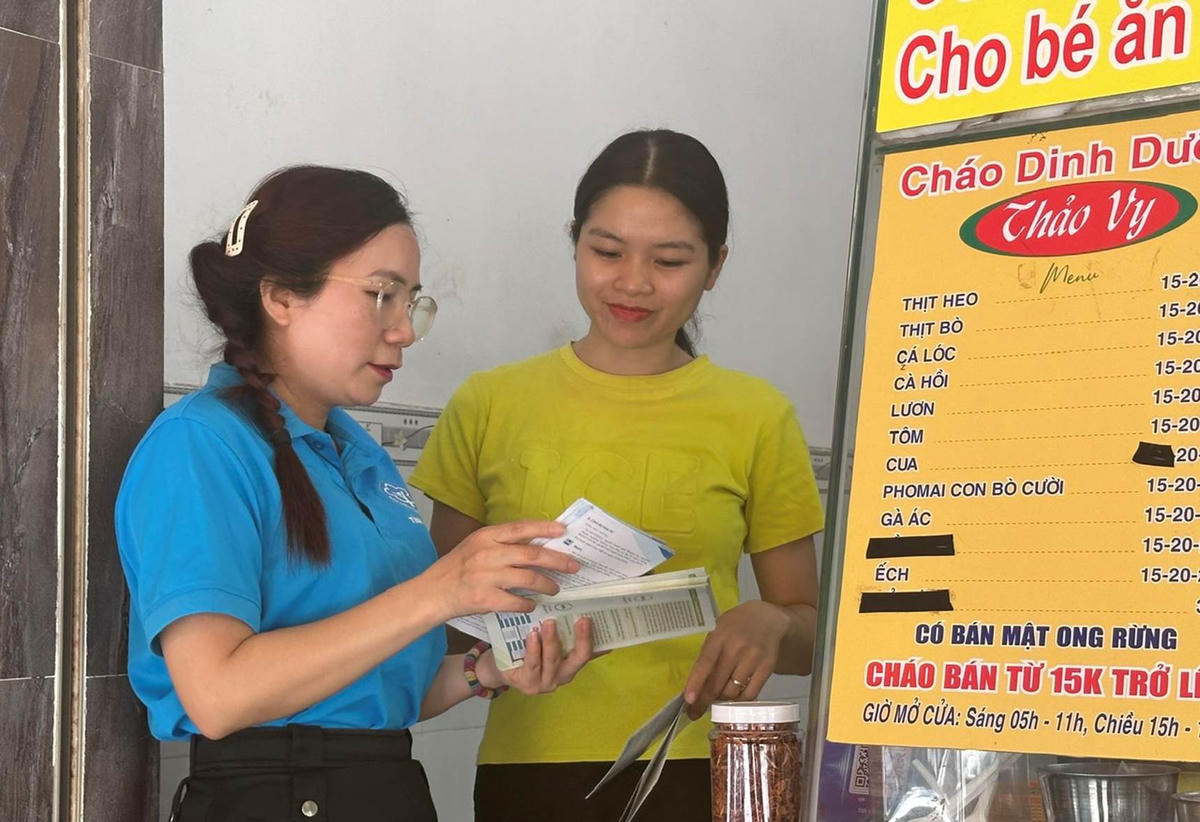 Các nhóm tuyên truyền được chia nhỏ để trực tiếp đến các chợ dân sinh, khu dân cư, tổ dân phố, khu nhà trọ công nhân và các hộ kinh doanh cá thể nhằm tư vấn, giải đáp chính sách BHXH tự nguyện, BHYT hộ gia đình cho người dân. Ảnh: Hồ Tú