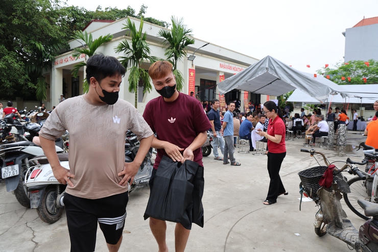 Người dân phấn khởi nhận tiền giải phóng mặt bằng. Ảnh: T.H