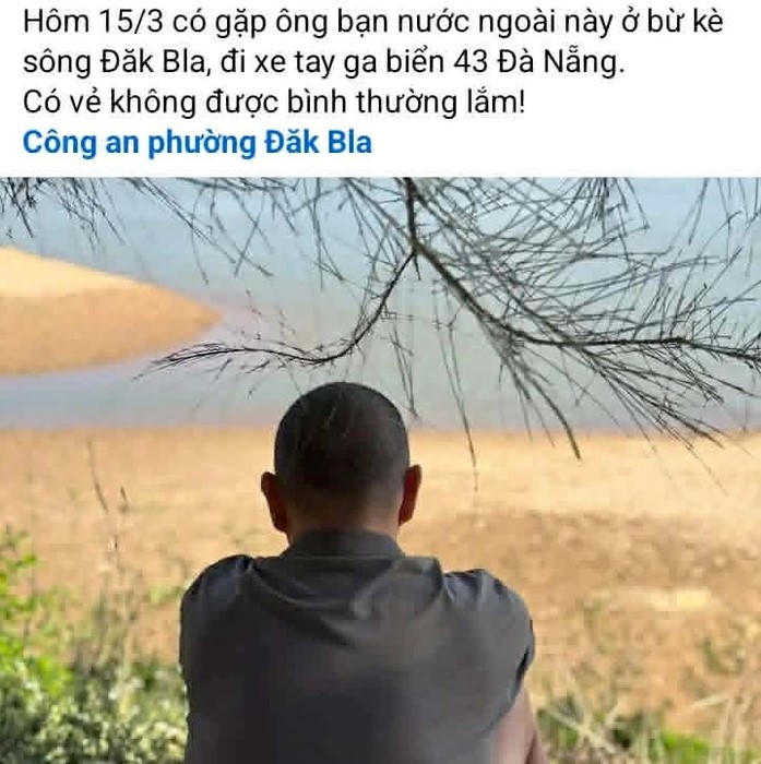UBND phường Đăk Bla thông báo tìm công dân quốc tịch Mỹ, nhiều người chia sẻ lại hình ảnh người đàn ông nước ngoài ngồi ở khu vực bờ kè sông Đăk Bla. Ảnh: MXH.