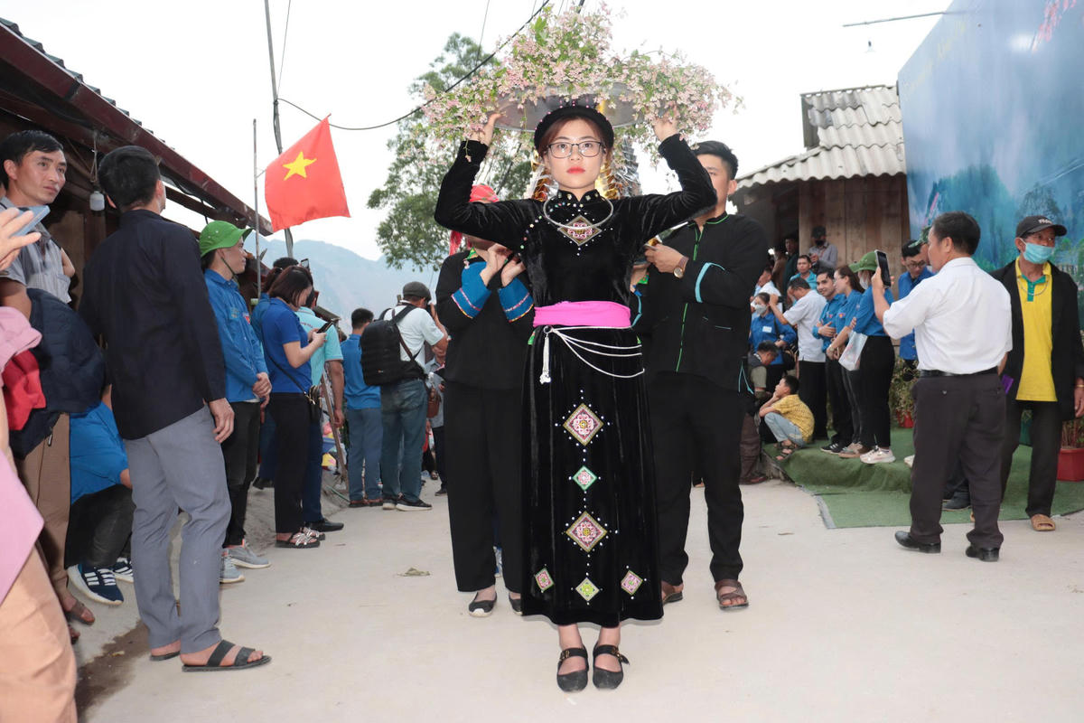 Người dân trong trang phục truyền thống thực hiện nghi lễ dâng lễ lên miếu Ông, miếu Bà tại Chợ tình Khâu Vai.