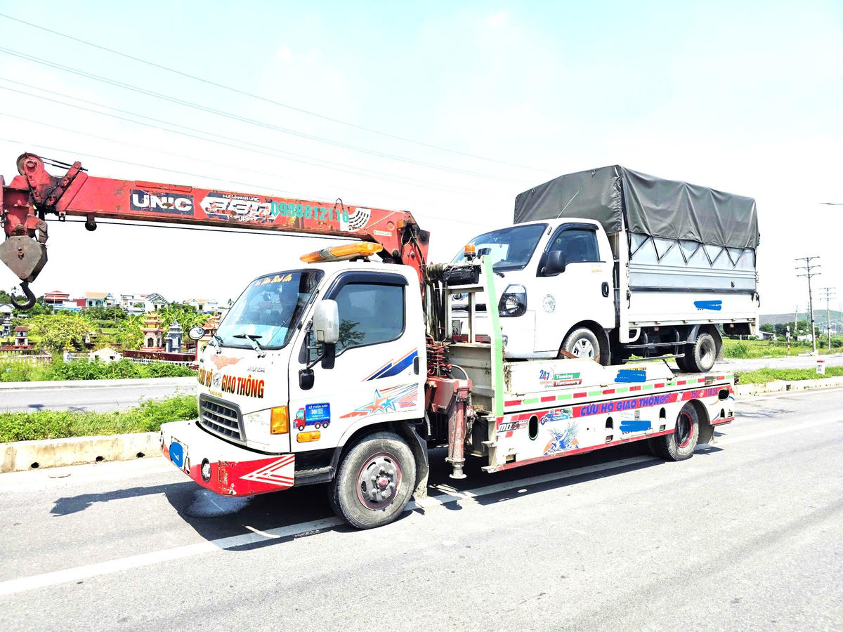 Sẽ áp dụng phạt tiền đối với xe ô tô cứu hộ giao thông chở xe được cứu hộ không đúng quy định. Ảnh minh họa.