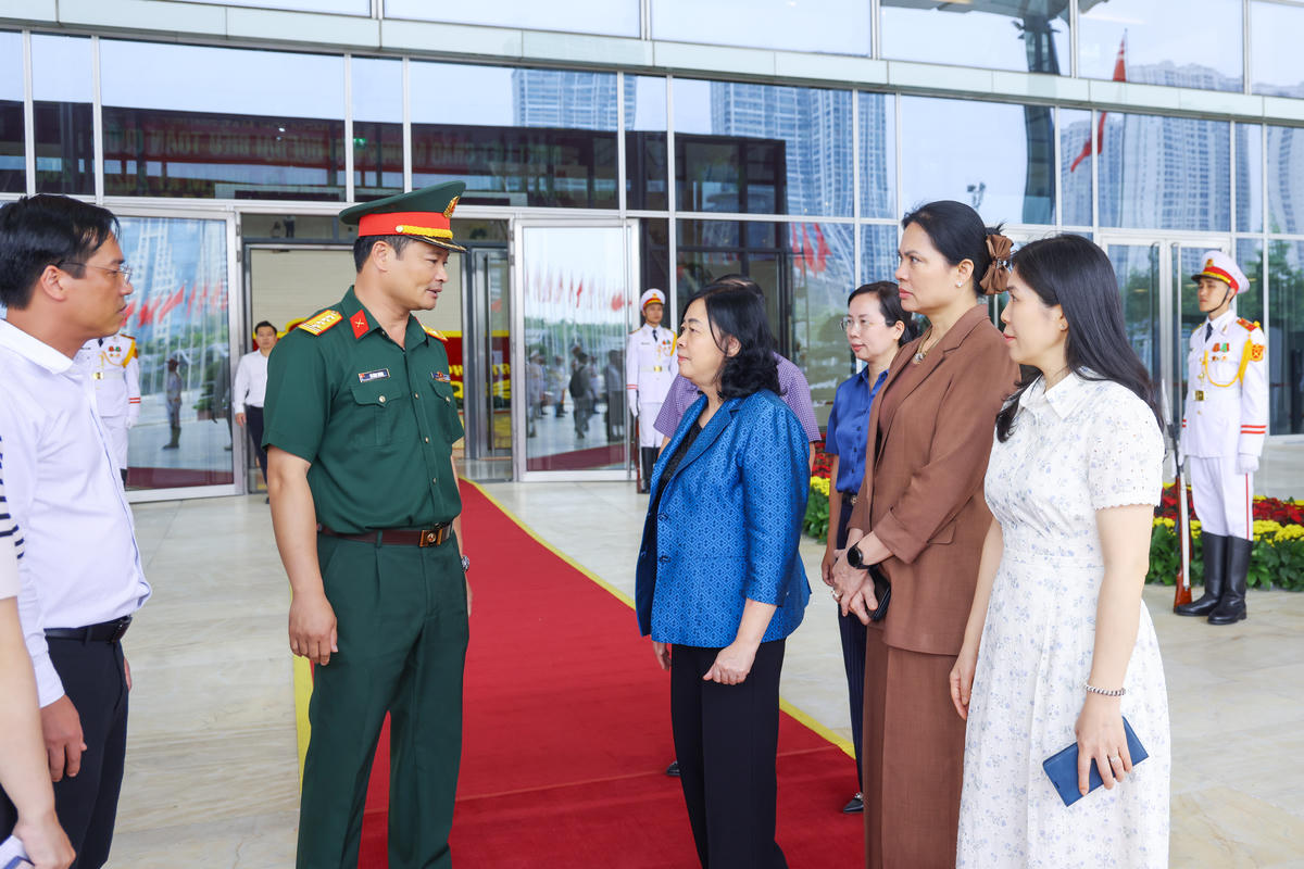 Chủ tịch UBTƯ MTTQ Việt Nam Bùi Thị Minh Hoài cùng các vị trong Ban thường trực Ủy ban Trung ương MTTQ Việt Nam kiểm tra công tác chuẩn bị Đại hội. Ảnh: Quang Vinh.