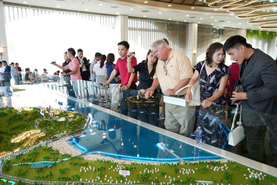 Nhiều khách hàng quốc tế tìm hiểu về dự án trong sự kiện ráp căn tại Đà Nẵng