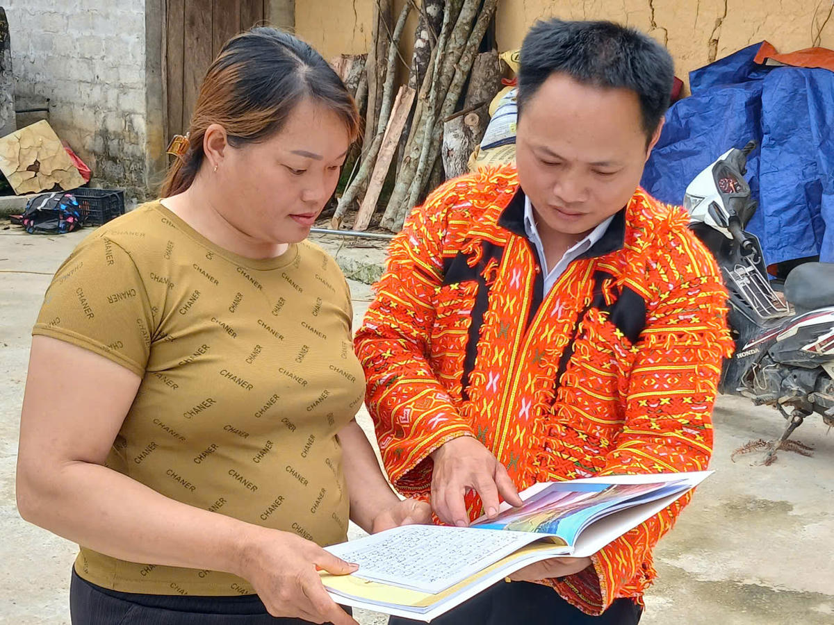 Anh Dương Văn Minh chia sẻ thông tin phát triển kinh tế đến với&nbsp;người dân