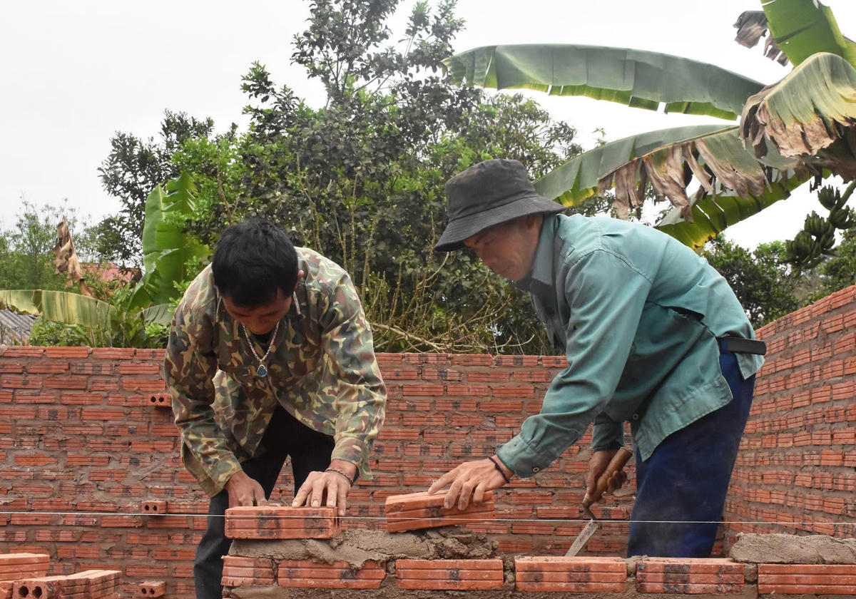 Người dân góp sức, hỗ trợ các hộ gia đình tại tỉnh Điện Biên xây mới nhà cửa. Ảnh: Sầm Phúc.