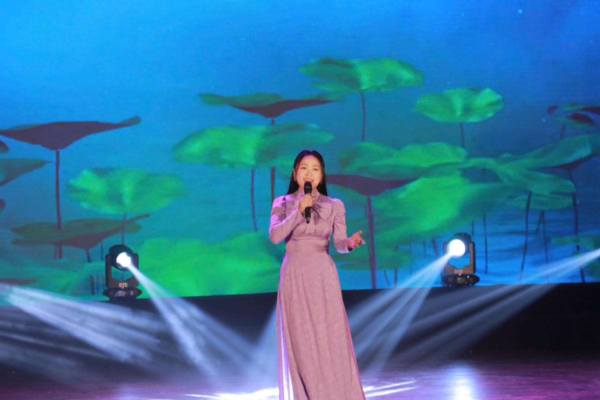 Ca sĩ Phương Thanh đưa khán giả chìm vào không gian sâu lắng với “Đêm nghe hát đò đưa nhớ Bác”, nơi những câu hát quê hương hòa cùng nỗi nhớ tha thiết về Người.