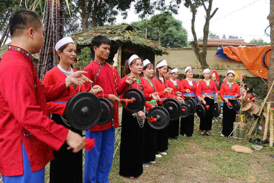 Trình diễn chiêng Mường”.  Ảnh: CTV.