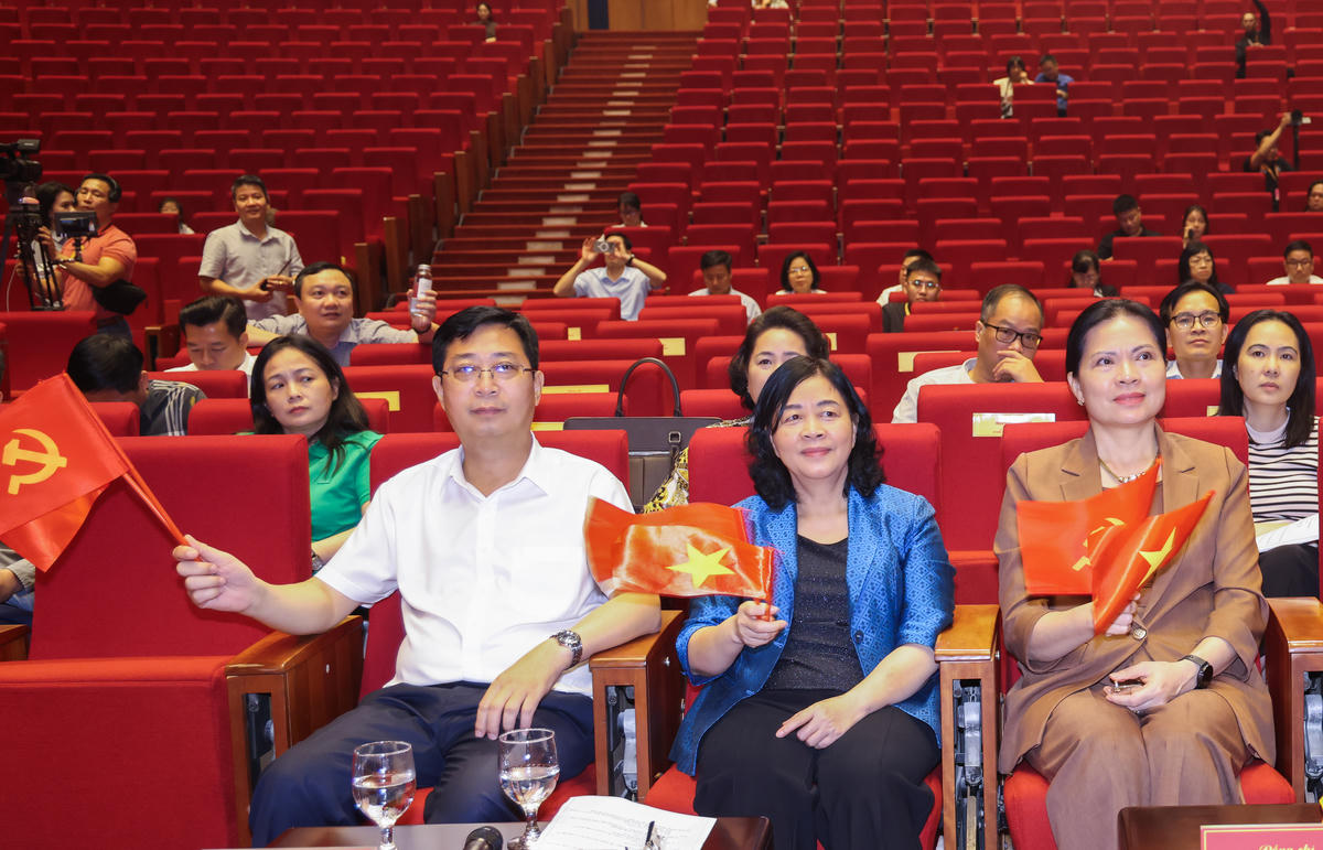 Chủ tịch Bùi Thị Minh Hoài, Phó Chủ tịch - Tổng Thư ký Hà Thị Nga cùng các vị trong Ban Thường trực theo dõi nội dung chương trình của Đại hội. Ảnh: Quang Vinh.