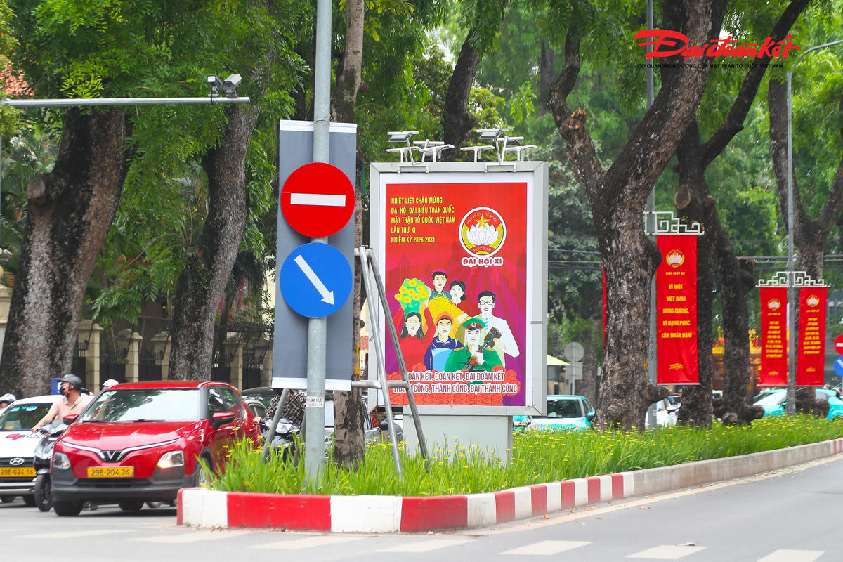 Các cụm pano, áp phích mang gam màu đỏ, xanh, vàng nổi bật cùng biểu tượng đại đoàn kết dân tộc được thiết kế đồng bộ, thể hiện khí thế thi đua sôi nổi hướng về sự kiện chính trị quan trọng của đất nước.&nbsp;