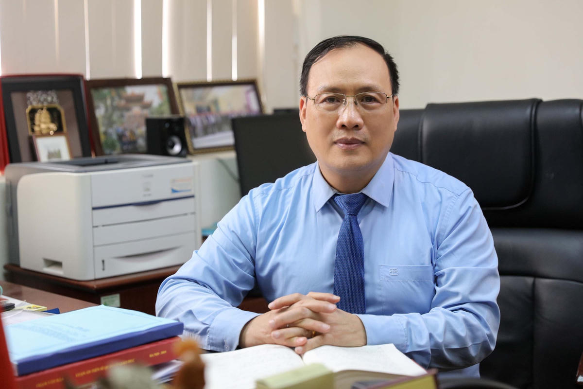 GS.TSKH.VS Nguyễn Đình Đức – Uỷ viên Uỷ ban Trung ương MTTQ Việt Nam khoá X; nguyên Chủ tịch Hội đồng Trường Đại học Công nghệ, ĐHQGHN; Phó Chủ tịch Hội Cơ học Việt Nam; Viện sỹ Viện Hàn lâm Khoa học Tự nhiên Nga