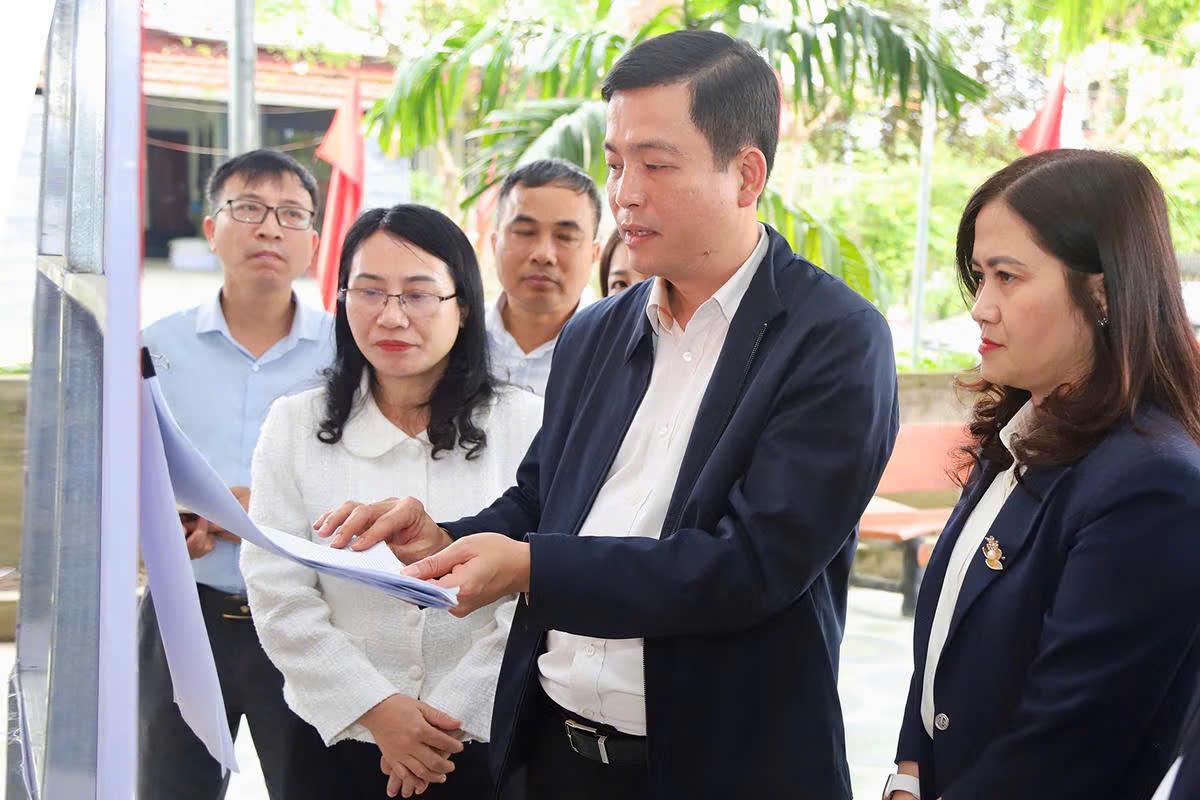 Chủ tịch Ủy ban MTTQ Việt Nam tỉnh Hà Tĩnh Nguyễn Thành Đồng cùng đoàn công tác kiểm tra, giám sát công tác bầu cử tại xã Sơn Tây (tỉnh Hà Tĩnh).