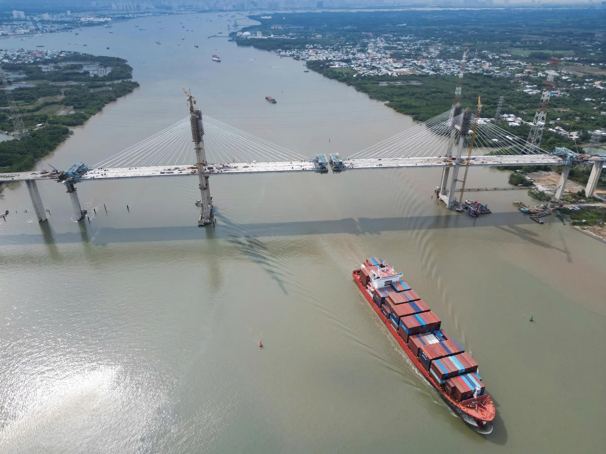 Cầu Phước Khánh dài hơn 3 km, quy mô 4 làn xe đang được gấp rút thi công để hợp long thời điểm giữa tháng 6/2026. Ảnh: Đ.Xá.