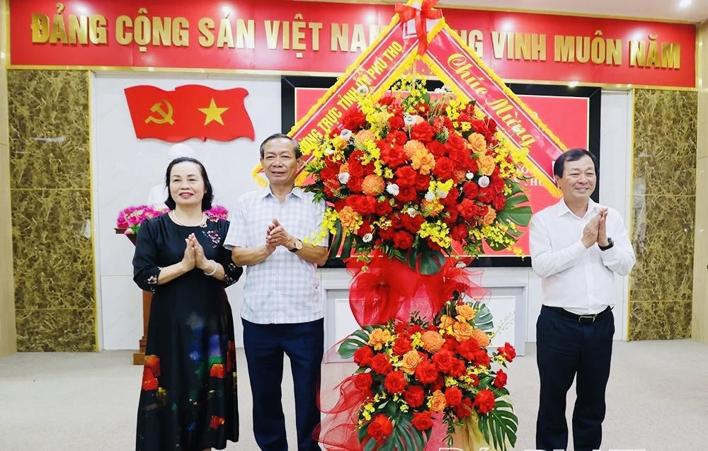 Thường trực Tỉnh Ủy Phú Thọ tặng hoa chúc mừng đại diện Đoàn đại biểu tỉnh dự Đại hội. Ảnh: TD.