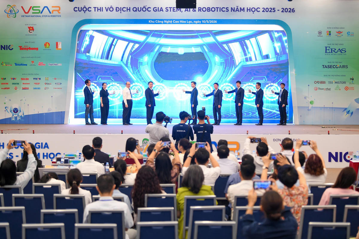 Các đại biểu thực hiện nghi thức khai mạc.&nbsp;