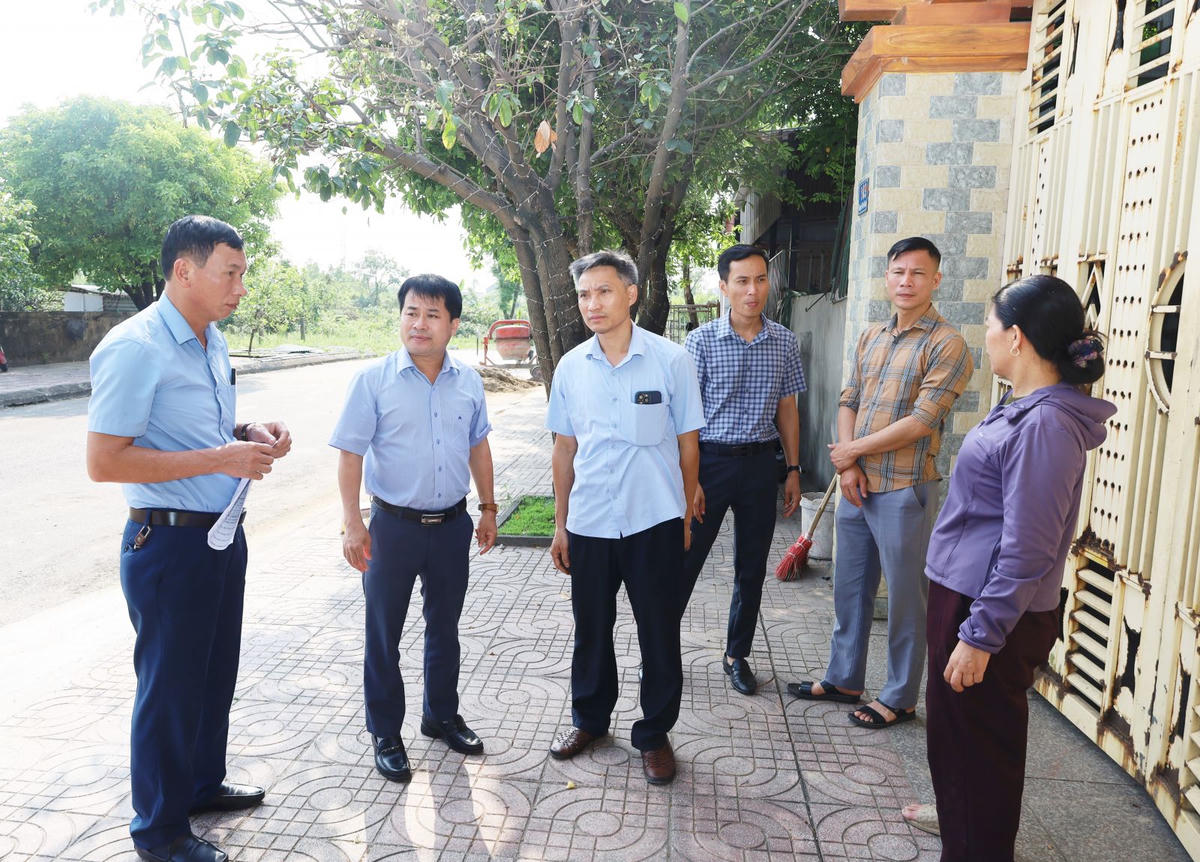 Lãnh đạo CDC Hà Tĩnh cùng đoàn chỉ đạo công tác phòng, chống dịch tại phường Vũng Áng. Ảnh: NT.