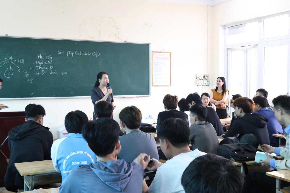 Doanh nghiệp tham gia tư vấn hướng nghiệp cho sinh viên Trường Cao đẳng Điện tử - Điện lạnh Hà Nội. 	Ảnh: NTCC.