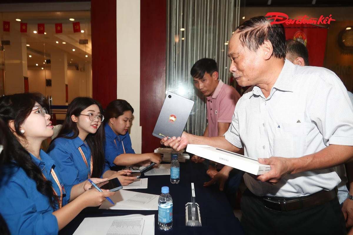 Để phục vụ công tác nghiên cứu tài liệu, cập nhật thông tin và tăng cường ứng dụng công nghệ trong thời gian diễn ra Đại hội, các đại biểu được tạo điều kiện tiếp cận các phương tiện hỗ trợ hiện đại, thuận tiện cho việc theo dõi chương trình, tra cứu nội dung và trao đổi công việc.